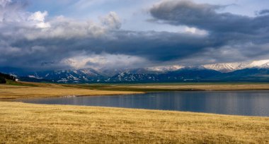 Sayram Gölü ve Çin 'deki dağlarla güzel bir manzara.