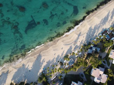 Güneşli bir havada bir adada tropik bir plaj manzarası.