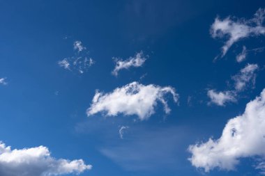 Beyaz bulutlu mavi bir gökyüzü arkaplanı