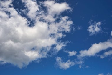 mavi gökyüzünde güzel bulutlar