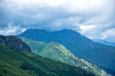Soçi, Krasnodar, Rusya 'daki güzel Aibga Tepesi bulutlarının manzarası.