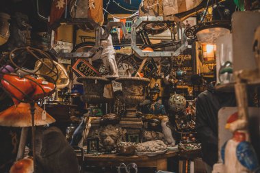 Londra 'daki Notting Hill pazarında satışta olan bir grup farklı eşya.