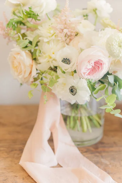 Eine Nahaufnahme Von Einem Strauß Weißer Und Rosa Rosen Einer — Stockfoto