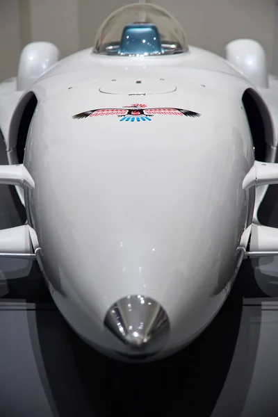 Vertical Shot Firebird Car Motion Autos Art Architecture Exhibition Guggenheim — Stock Photo, Image