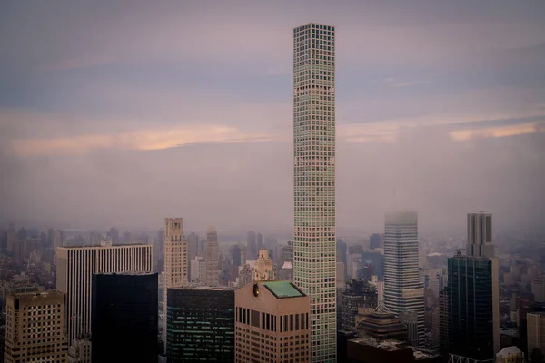 日落时分 公园大道的高塔在乌云密布的天空中的空中映照 — 图库照片