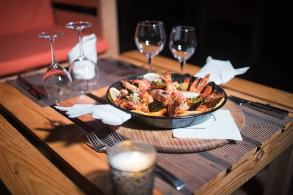 Taze Paella tabağı masada.