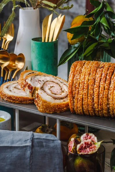 Eine Porchetta Gebackenes Schweinebällchen Gewürzt Mit Knoblauch Fenchelsamen Und Frischen — Stockfoto