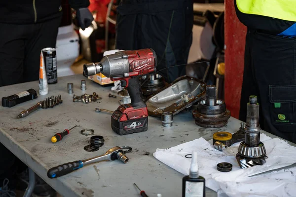 Mechanic Repairing Race Car — Fotografia de Stock