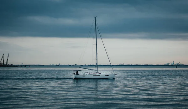 Ein Segelboot Das Tagsüber Auf Einer Seeoberfläche Schwimmt — Stockfoto