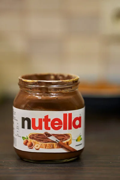 Vertikal Bild Öppen Ferrero Nutella Burk Med Hasselnöt Och Chokladpasta — Stockfoto
