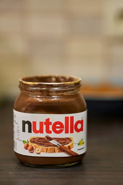 Fındık Çikolata Ezmeli Açık Bir Ferrero Nutella Kavanozu — Stok fotoğraf