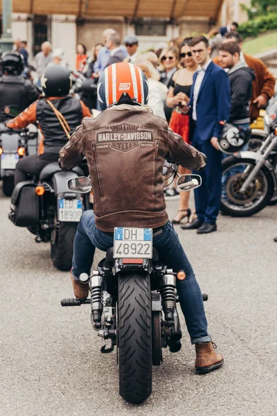 意大利热那瓦 一名骑手身穿Harley Davidson夹克在一位杰出绅士的车程上拍摄的垂直照片 这是一场防治前列腺癌的募款活动 — 图库照片