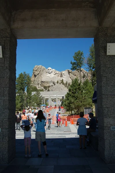 Människorna Entrén Till Mount Rushmore Monument — Stockfoto