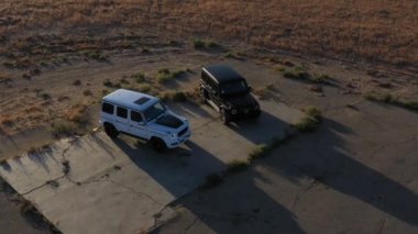 Mercedes G arabalarının hava görüntüsü Palmdale, California, ABD 'de park edilmiş.