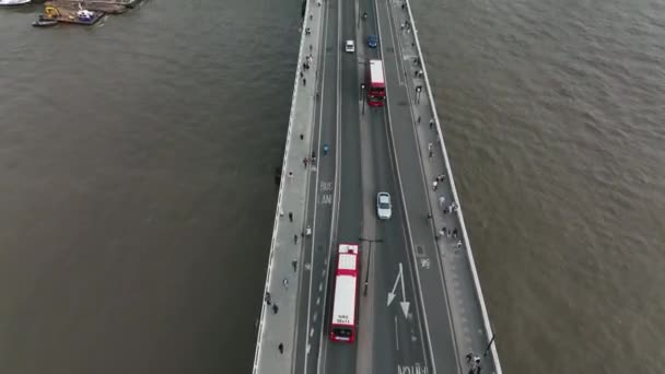 飞车通过一座直立桥时从空中拍到的娃娃状车辆 — 图库视频影像