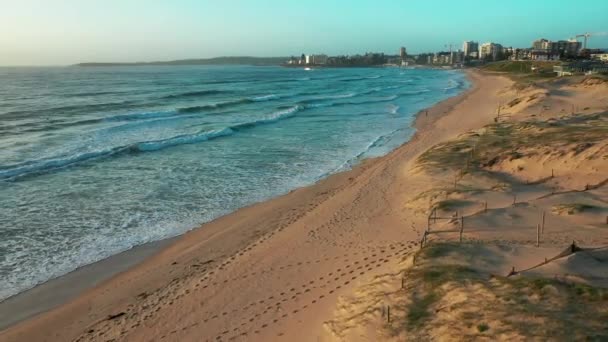 Ένα Πλάνο Υψηλής Γωνίας Από Μια Όμορφη Θέα Στην Παραλία — Αρχείο Βίντεο