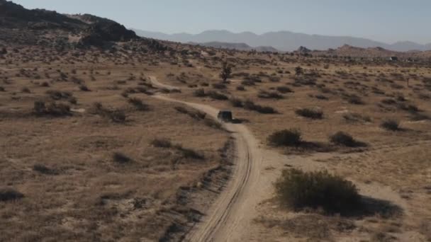 砂漠に囲まれた道を走る車 — ストック動画