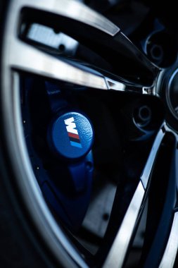 BMW M2 'nin dikey yakın plan mavi fren kalibresi. Seçili odak.