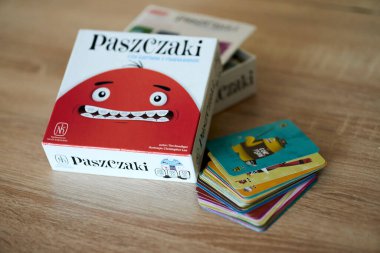 Polonya Paszczaki kart oyununa yakın plan. Masadaki bir kutuda çocuklar için.