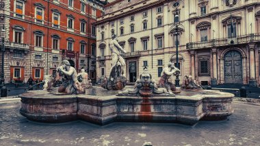 İtalya, Roma 'daki Piazza Navona' da Fontana del Moro manzarası