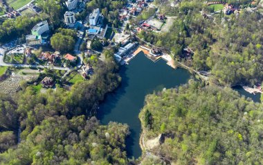 Balneoclimateric tedavileri ve terapötik çamuruyla ünlüdür.