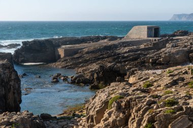 Cascais 'deki Cabo Raso' nun deniz kıyısındaki manzara.