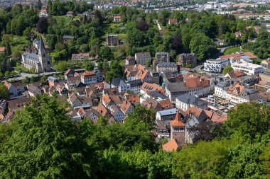 Yeşil bir ağacın arka planında eski şehir manzarasının kuş bakışı görüntüsü.