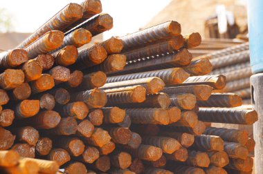 Takviye demir inşaat sahasında montaj için hazır. Paslı ve güneşli.