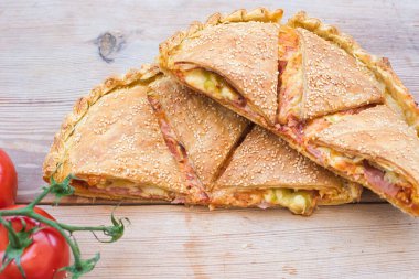 Geleneksel turta, ahşapla kaplanmış pizza.