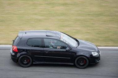 Volkswagen Golf GTI yarış pistinde beşinci nesil