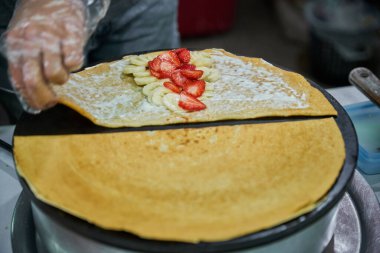 Meyve ve çikolatalı ızgarada leziz krep yapıyorum.