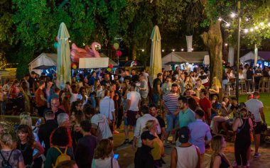 Park 'taki bir yemek festivalindeki kalabalığın gece görüşü.