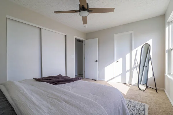 Interior Dormitorio Blanco Recientemente Renovado Con Una Cama Doble —  Fotos de Stock