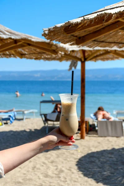 Una Mujer Sosteniendo Vaso Café Helado Frío Playa — Foto de Stock