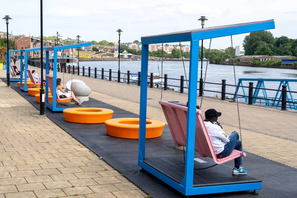 People Relaxing Quayside Newcastle Tyne Summer Brightly Coloured Contemporary Seating — Stock Photo, Image