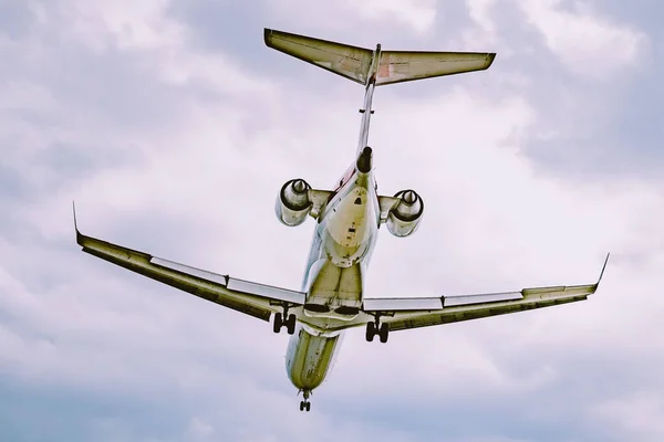 Ένα Χαμηλό Πλάνο Ενός Αεροπλάνου Που Πετά Στον Συννεφιασμένο Ουρανό — Φωτογραφία Αρχείου