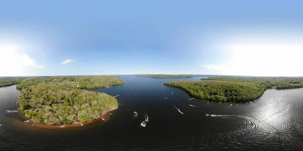 Una Vista Panoramica Drone Barche Motore Mare Con Isole Verdi — Foto Stock