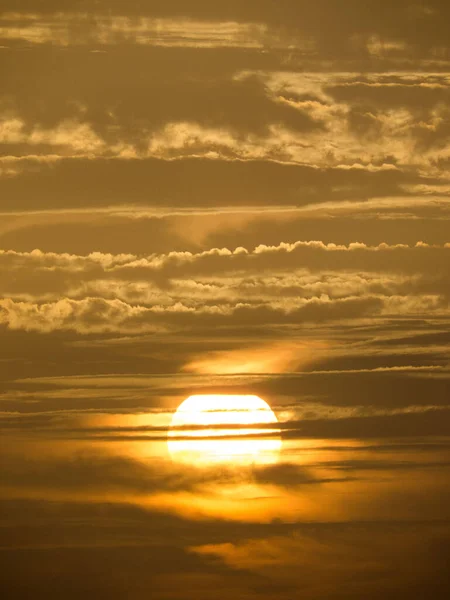 Plano Vertical Cielo Amarillo Atardecer Con Nubes Sol — Foto de Stock