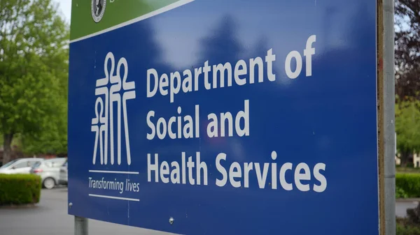 ブルーボード上の社会保健サービス省の看板の閉鎖 — ストック写真