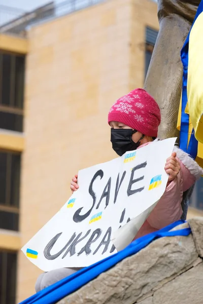 2022 Rusya 'nın Ukrayna' yı işgaline karşı yapılan protestolar sırasında elinde bir tabela tutan bir kişi.