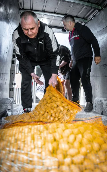 Ukrainian Volunteers Help Load Unload Distribute Aid Delivered Western Ukraine — Stock Photo, Image