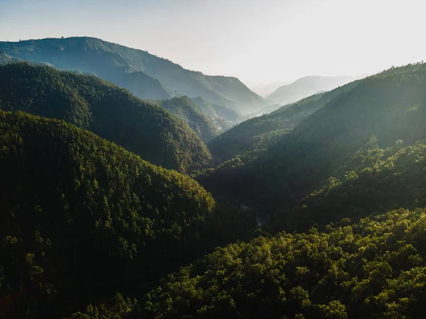 Gün ışığında güzel bir dağ manzarası