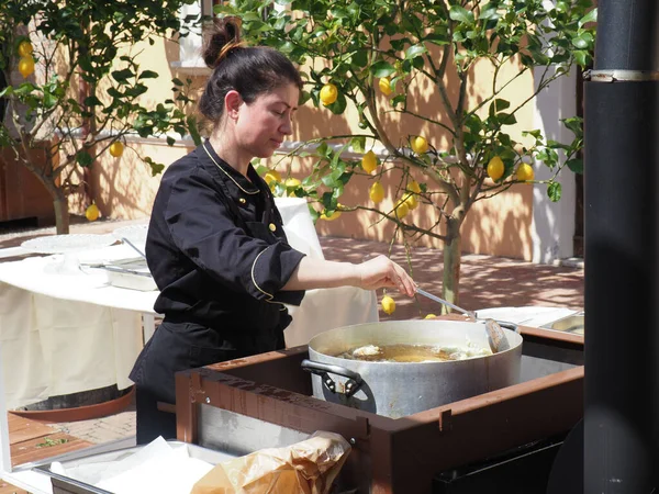 Pessoal Catering Chef Mulher Cozinhar Fritar Mesa Buffet Evento — Fotografia de Stock