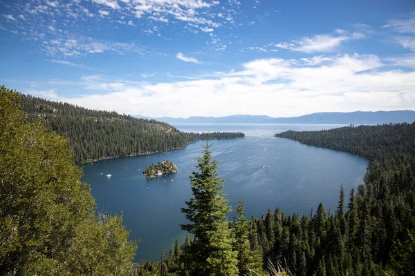Kaliforniya 'daki Emerald Bay State Park' ın güzel bir manzarası.