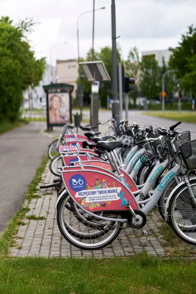 Ряд Закрытых Велосипедов Компании Nextbike Припаркованных Вдоль Тротуара Городе — стоковое фото