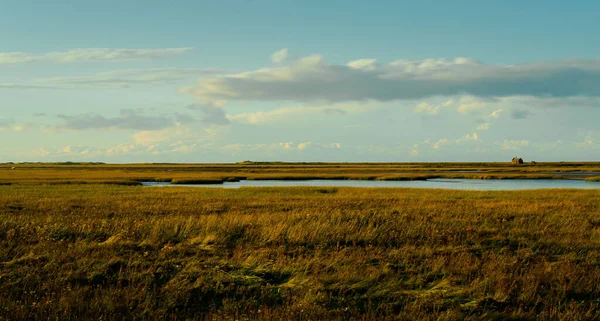 英国ノーフォーク海岸のフィールドと水の小体の風景 — ストック写真