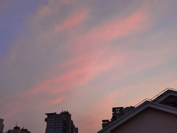 日没時の青い空の下の屋根の空中写真 — ストック写真