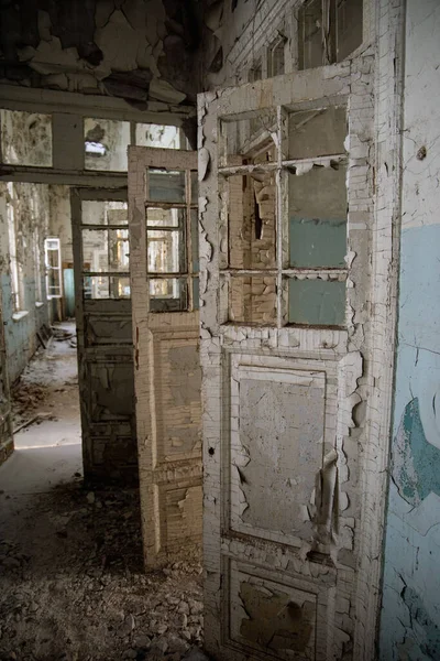 Prázdná Místnost Opuštěné Budovy Poškozenými Zdmi Dveřmi Okny — Stock fotografie