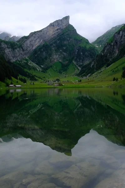 Eine Vertikale Aufnahme Eines Spiegelnden Sees Mit Felsigen Küstenbergen — Stockfoto