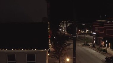 Naperville, Illinois, ABD 'de gece vakti rastgele bir caddenin hava görüntüsü